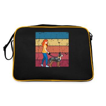 Mädchen, das mit einem australischen Cattle Dog mit Retro spazieren geht - Retro Tasche - Schwarz/Gold - Hinten