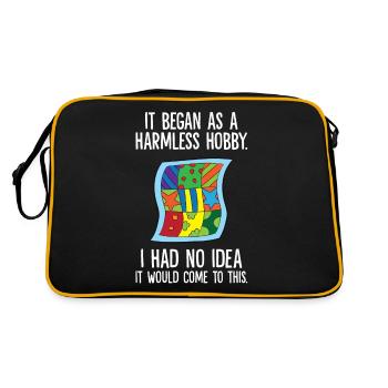 It Began As A Harmless Hobby Sewing Quilting - Retro Bag - black/gold - Back