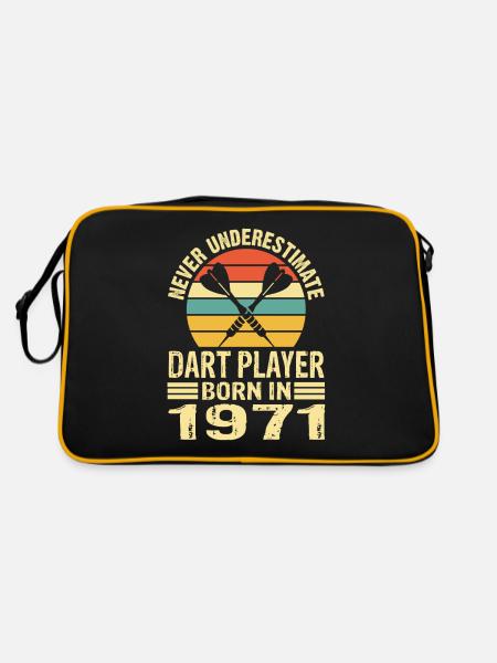 Never Underestimate Dart Player Born In 1971 - Retro Tasche - Schwarz/Gold - Hinten
