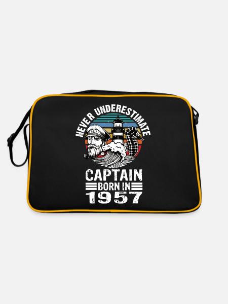 Never Underestimate Captain born in 1957 - Retro Tasche - Schwarz/Gold - Hinten