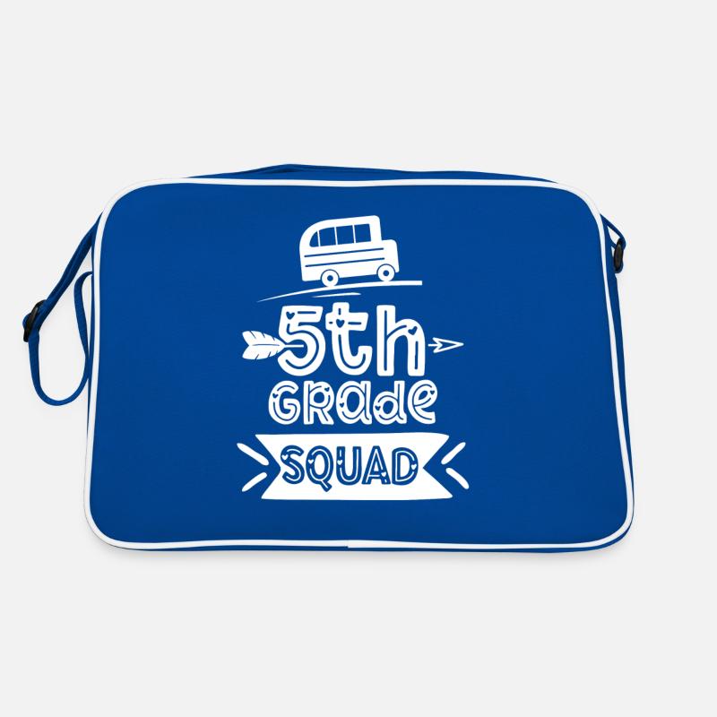 5 élèves de cinquième année de l’école d’équipe de classe Sac Retro