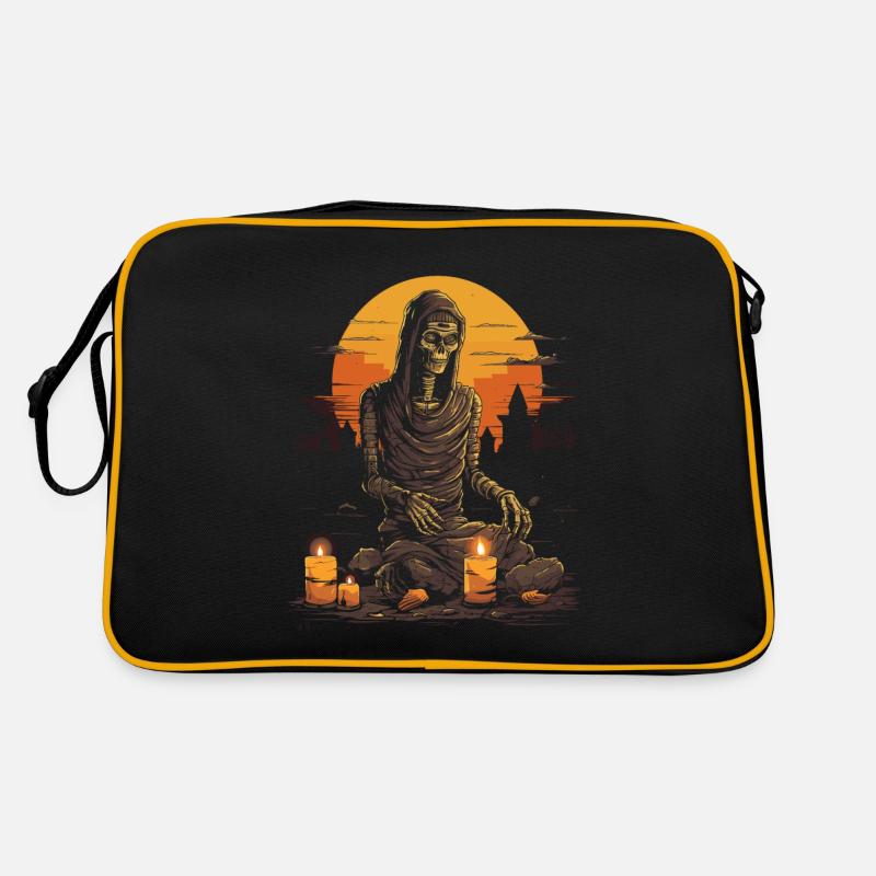 Squelette lugubre avec des bougies devant la pleine lune Sac Retro