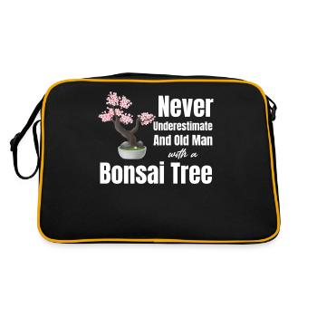 Never underestimate an old man with - Retro Bag - black/gold - Back