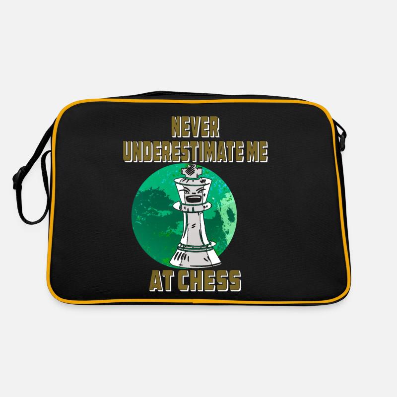 NEVER UNDERESTIMATE ME AT CHESS Retro Tasche