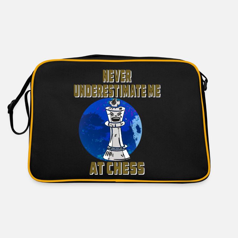 NEVER UNDERESTIMATE ME AT CHESS Retro Tasche