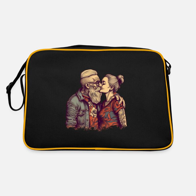 Cooles Best Ager Pärchen küsst sich mit Tattoos Retro Tasche