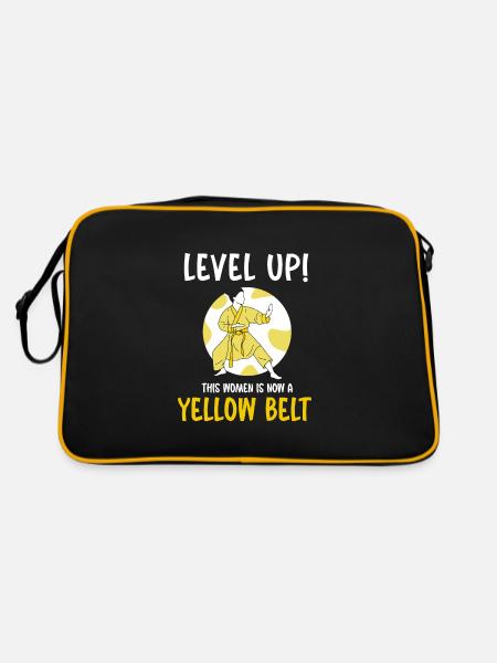 Level Up! This women is now a yellow belt - Retro Tasche - Schwarz/Gold - Hinten