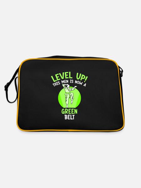 Level Up! This men is now a green belt - Retro Tasche - Schwarz/Gold - Hinten