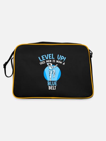 Level Up! This men is now a blue belt - Retro Tasche - Schwarz/Gold - Hinten