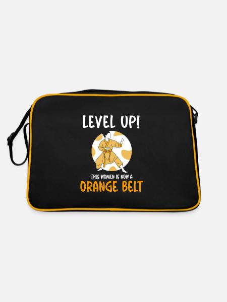 Level Up! This women is now a orange belt - Retro Tasche - Schwarz/Gold - Hinten
