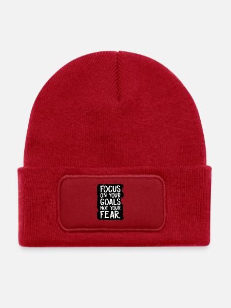 Konzentriere dich auf deine Ziele, nicht auf deine Angst - Kinder Recycelter Patch Beanie - klassisch Rot - Vorne