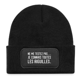 Ne me testez pas… je connais toutes les aiguilles - Bonnet enfant en polyester recyclé avec patch - noir - Devant