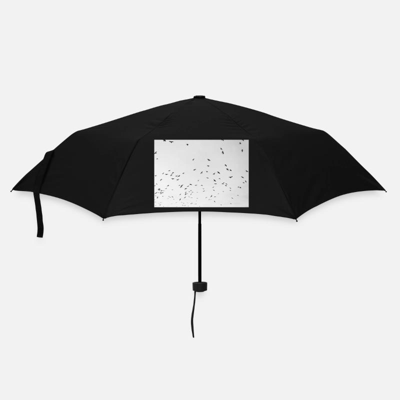Des corbeaux excités avec un ciel nuageux - Parapluie standard - noir