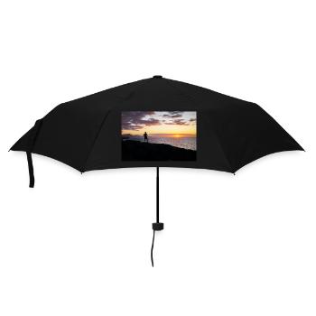 L’homme regarde la soirée au-dessus de la mer - Parapluie standard - noir - Devant