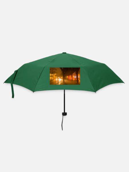 Hochbahn am nebligen Abend - Regenschirm (klein) - Flaschengrün