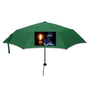 Eine Kerze, die über einem unbekannten Land leuchtet. - Regenschirm (klein) - Flaschengrün - Vorne