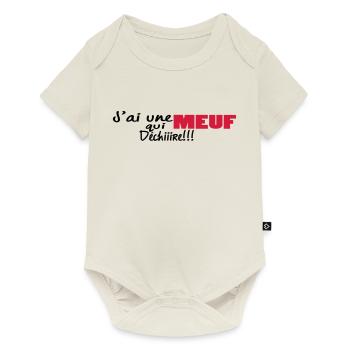 J'ai unE MEUF qui dchiire - Body à manches courtes Premium Bébé - blanc cassé - Devant