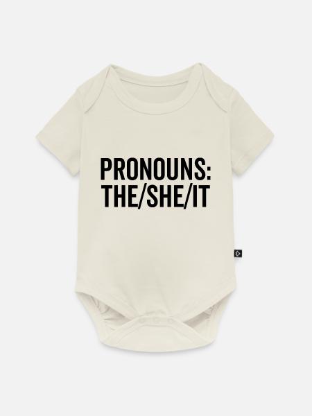 Pronomen: The/She/It - Baby Premium Kurzarmbody - Naturweiß