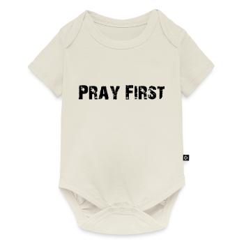Pray First - Baby Premium Kurzarmbody - Naturweiß - Vorne