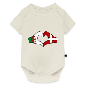 Algérie Danemark Drapeau Mains Coeur Forme - Body à manches courtes Premium Bébé - blanc cassé - Devant