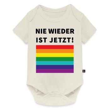 Nie wieder ist jetzt! Schriftzug und Pride Flagge - Baby Premium Kurzarmbody - Naturweiß - Vorne