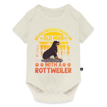 Ne sous-estimez jamais un vieil homme avec un Rottweiler - Body à manches courtes Premium Bébé - blanc cassé - Devant