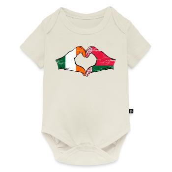 Irlande Biélorussie drapeau mains coeur forme utilisé - Body à manches courtes Premium Bébé - blanc cassé - Devant