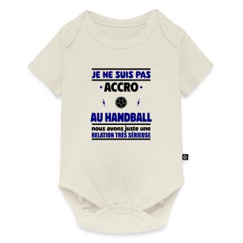Je ne suis pas accro au handball - Body à manches courtes Premium Bébé - blanc cassé - Devant