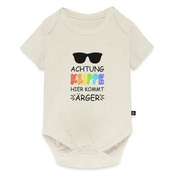 Achtung Krippe Hier Kommt Ärger Krippenkind - Baby Premium Kurzarmbody - Naturweiß - Vorne