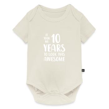 Ich habe 10 Jahre gebraucht, um so toll auszusehen - Baby Premium Kurzarmbody - Naturweiß - Vorne