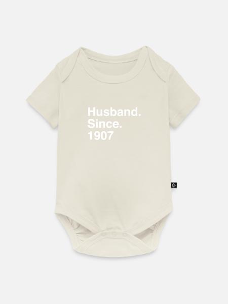 Jubiläumsehemann seit 1907 Hochzeit - Baby Premium Kurzarmbody - Naturweiß