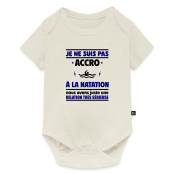 Je ne suis pas accro à la natation - Body à manches courtes Premium Bébé - blanc cassé - Devant