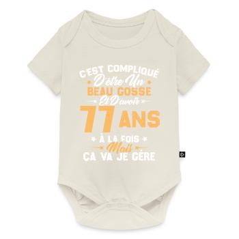 Cadeau d'anniversaire Beau gosse et d'avoir 77 ans - Body à manches courtes Premium Bébé - blanc cassé - Devant