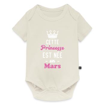 Cette princesse est née en mars - Body à manches courtes Premium Bébé - blanc cassé - Devant