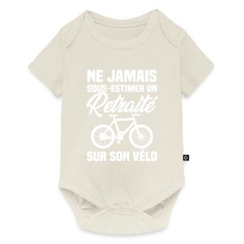 Ne jamais sous estimer un retraité sur son vélo - Body à manches courtes Premium Bébé - blanc cassé - Devant