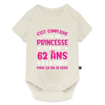 Une princesse et d'avoir 62 ans - Body à manches courtes Premium Bébé - blanc cassé - Devant