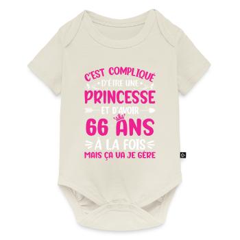 Une princesse et d'avoir 66 ans - Body à manches courtes Premium Bébé - blanc cassé - Devant