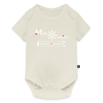 Kiel - MeerVERLIEBT - (Koordinaten und Ortsname) - Baby Premium Kurzarmbody - Naturweiß - Vorne