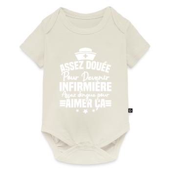 Assez douée pour devenir infirmière - Body à manches courtes Premium Bébé - blanc cassé - Devant