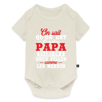 Qu'on est le meilleur papa quand on a deux filles - Body à manches courtes Premium Bébé - blanc cassé - Devant