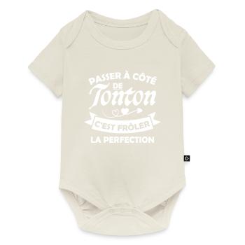 Passer À Côté De Tonton C est Frôler La Perfection - Body à manches courtes Premium Bébé - blanc cassé - Devant