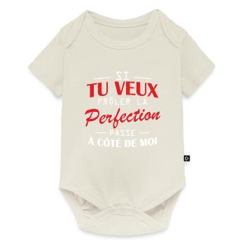 Tu veux frôler la perfection passe à côté de moi - Body à manches courtes Premium Bébé - blanc cassé - Devant