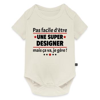 Pas facile d'être une super designer, cadeau noël - Body à manches courtes Premium Bébé - blanc cassé - Devant