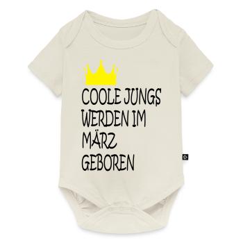 Coole Jungs im März geboren - Baby Premium Kurzarmbody - Naturweiß - Vorne