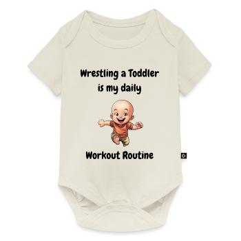 Lutter contre un tout-petit est ma routine d’entraînement quotidienne. - Body à manches courtes Premium Bébé - blanc cassé - Devant