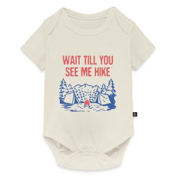 Attendez jusqu’à ce que vous me voyiez Randonnée Randonnée Randonnée En montagne - Body à manches courtes Premium Bébé - blanc cassé - Devant