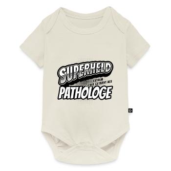Superheld, clever getarnt als Pathologe - Baby Premium Kurzarmbody - Naturweiß - Vorne