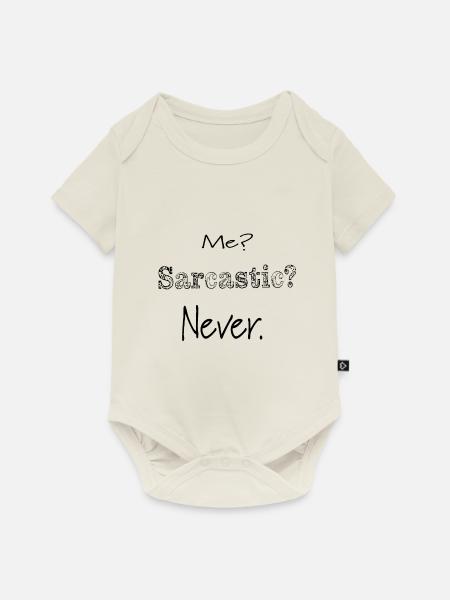 Me. Sarcastic. Never. - Baby Premium Kurzarmbody - Naturweiß