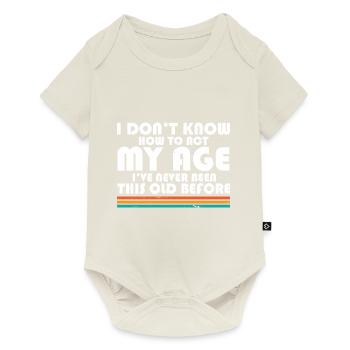 Je ne sais pas comment jouer mon âge drôle d’adulte - Body à manches courtes Premium Bébé - blanc cassé - Devant