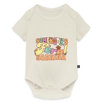 Jeu de mots de la famille de la nièce espagnole Sobrina sauvage de quelqu’un - Body à manches courtes Premium Bébé - blanc cassé - Devant